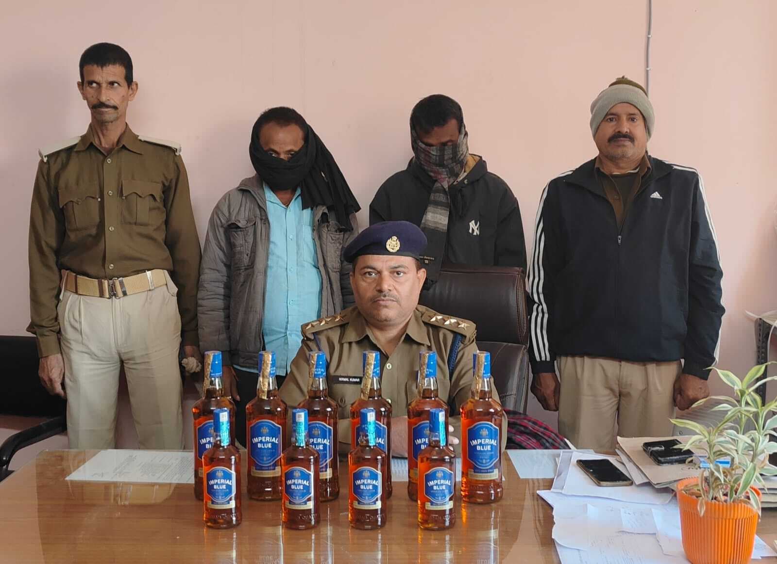 छापेमारी की कार्रवाई में सात तस्कर समेत 12 शराबी गिरफ्तार