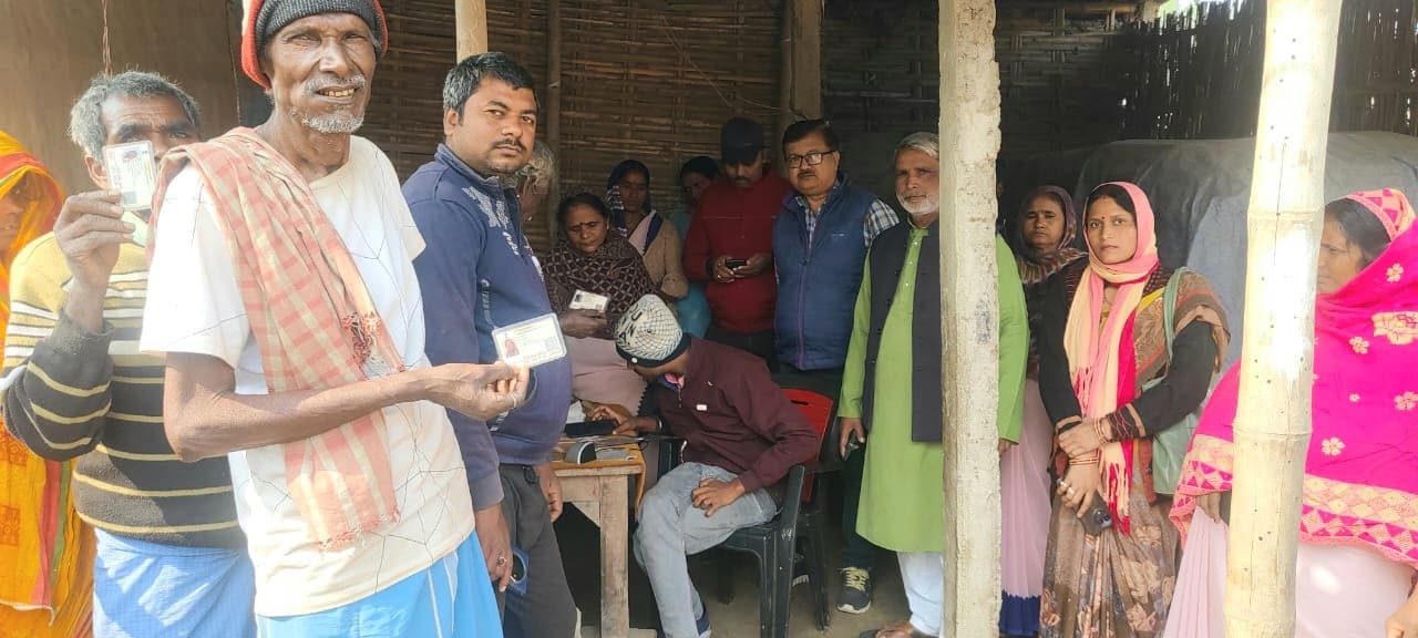 आयुष्मान कार्ड से वंचित लाभुकों के घर-घर पहुंच रही आशा