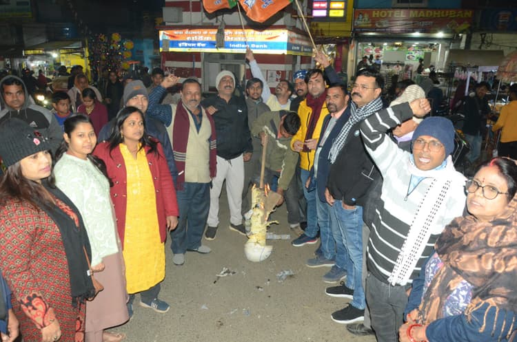 Deoghar News : जेएसएससी-सीजीएल के रिजल्ट में धांधली का आरोप, भाजयुमो ने राज्य सरकार का जलाया पुतला