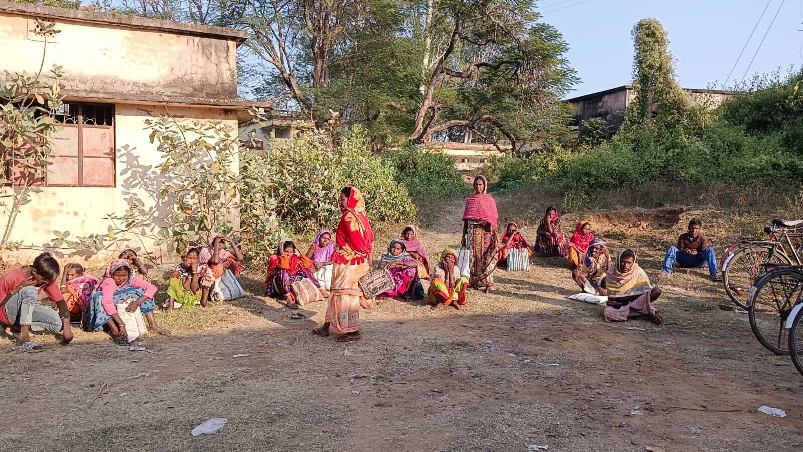 पहाड़िया लाभुकों को नहीं मिला नवंबर का राशन, कार्डधारी पहुंचे प्रखंड