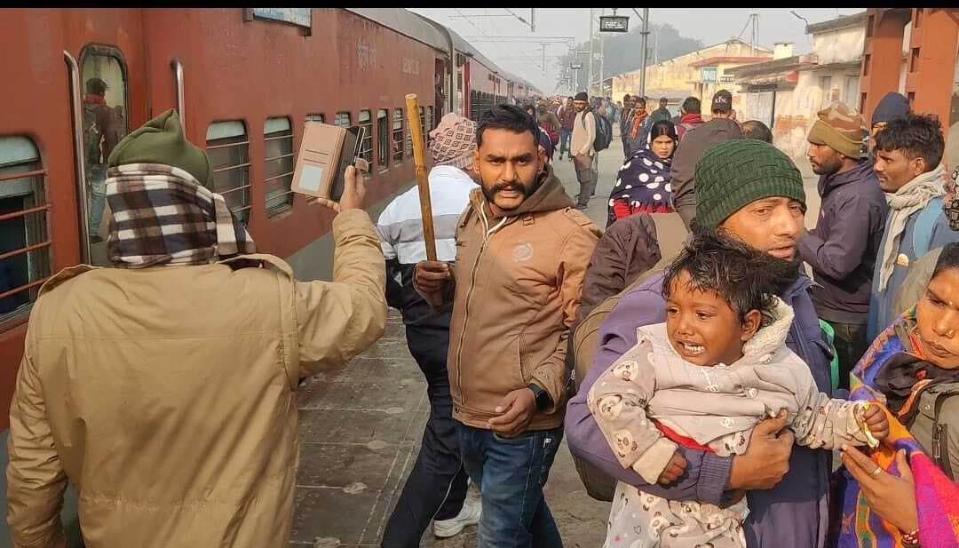 अंत्योदय में नहीं चढ़ सके यात्री, हंगामा व तोड़फोड़