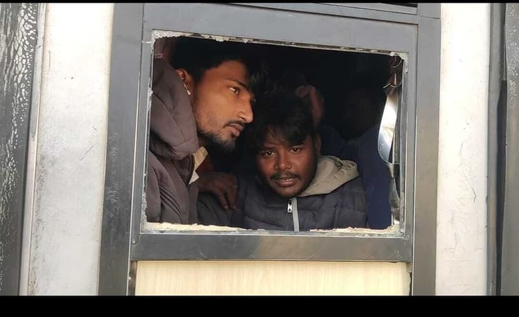 ट्रेन छूटने और टिकट वापसी में 40 रूपया काटने पर छलका प्रवासियों का दर्द