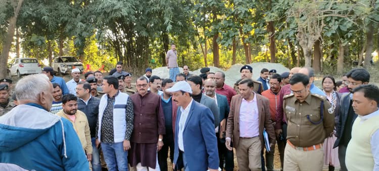 डीएम ने विकास कार्यों का किया निरीक्षण,मुख्यमंत्री के संभावित आगमन को लेकर हो रही तैयारी