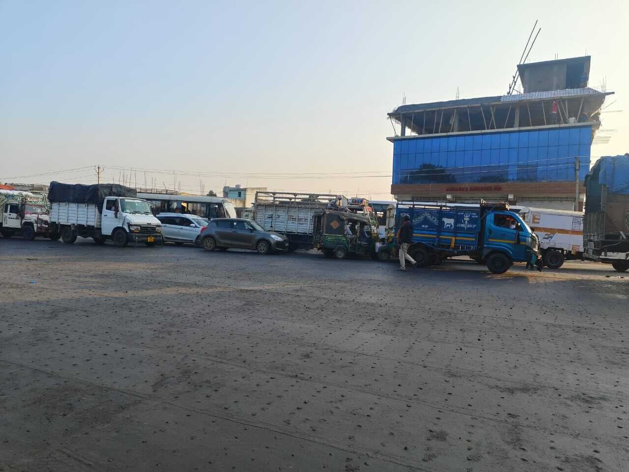 सड़क हादसे में कर्मी की मौत, एक घंटे तक टोल प्लाजा रखा जाम