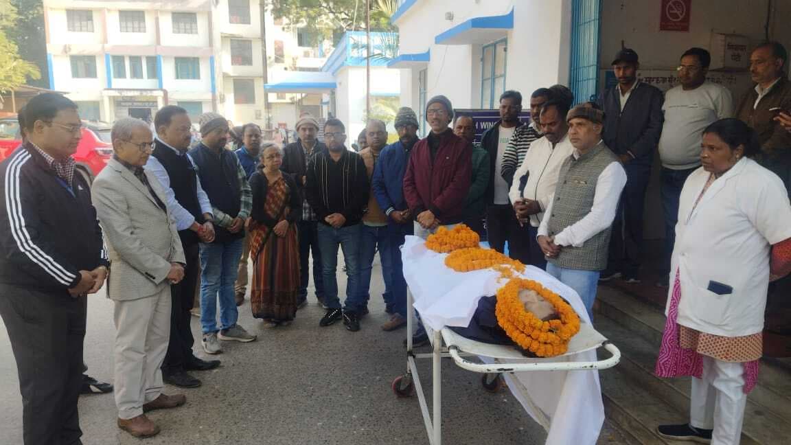 Deoghar News : डॉ दीपक की संदिग्ध परिस्थिति में मौत, सदर अस्पताल में दी गयी श्रद्धांजलि
