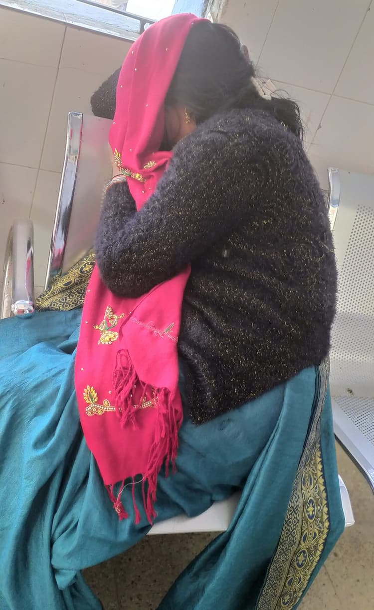 चलती ऑटो से महिला का बैग छीन कर उचक्का फरार