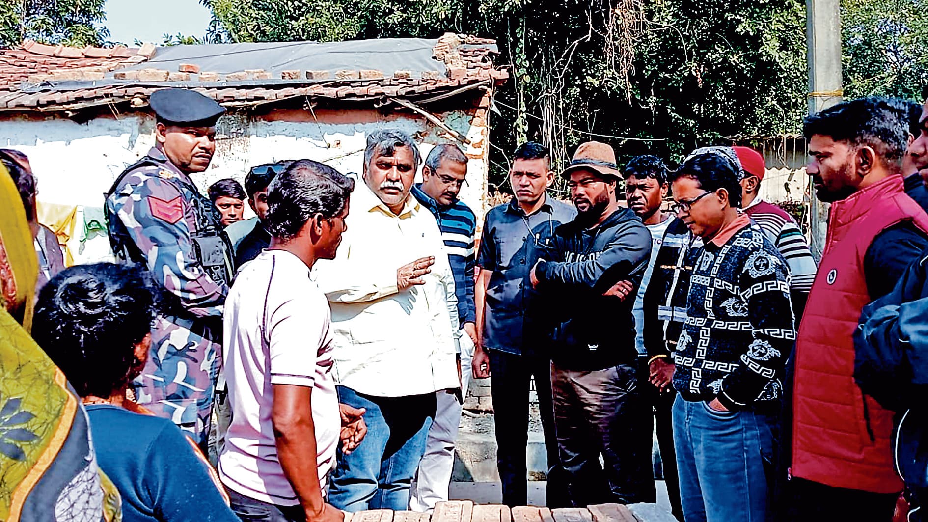 ब्लास्टिंग के कारण घरों के क्षतिग्रस्त हालात को जानने पहुंचे जितेंद्र तिवारी