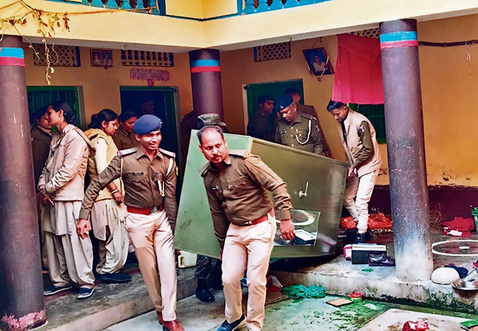 Gaya News : हत्याकांड के फरार आरोपितों के घर हुई कुर्की, मकान पर चला बुल्डोजर