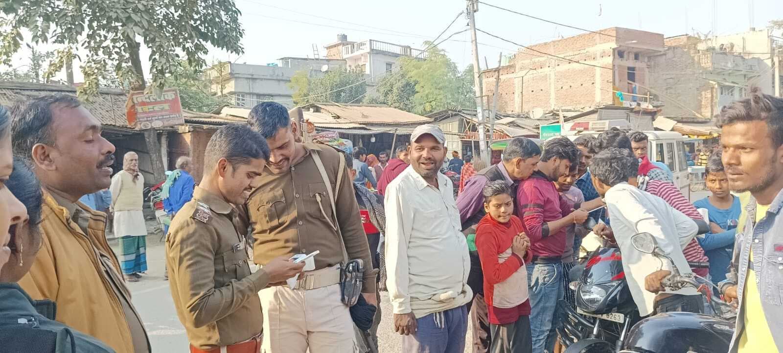 पुलिस ने वाहन चेकिंग अभियान चलाकर काटा चालान