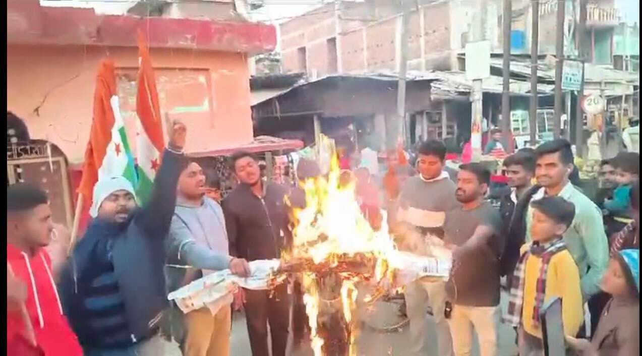 छात्रों ने पटना के डीएम का फूंका पुतला
