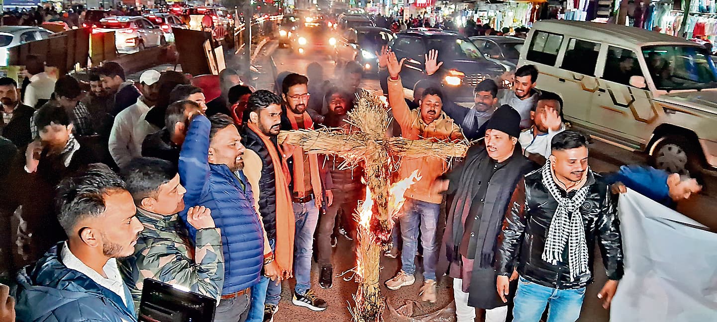 Ranchi News : सीजीएल परीक्षा रद्द करने की मांग, पुतला फूंका