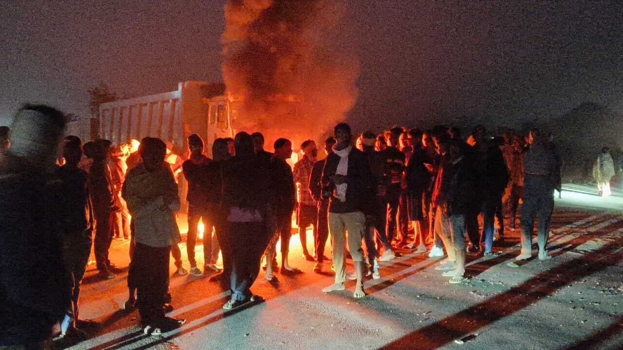 बालू लदे वाहन ने मां-बेटा को कुचला, जख्मी