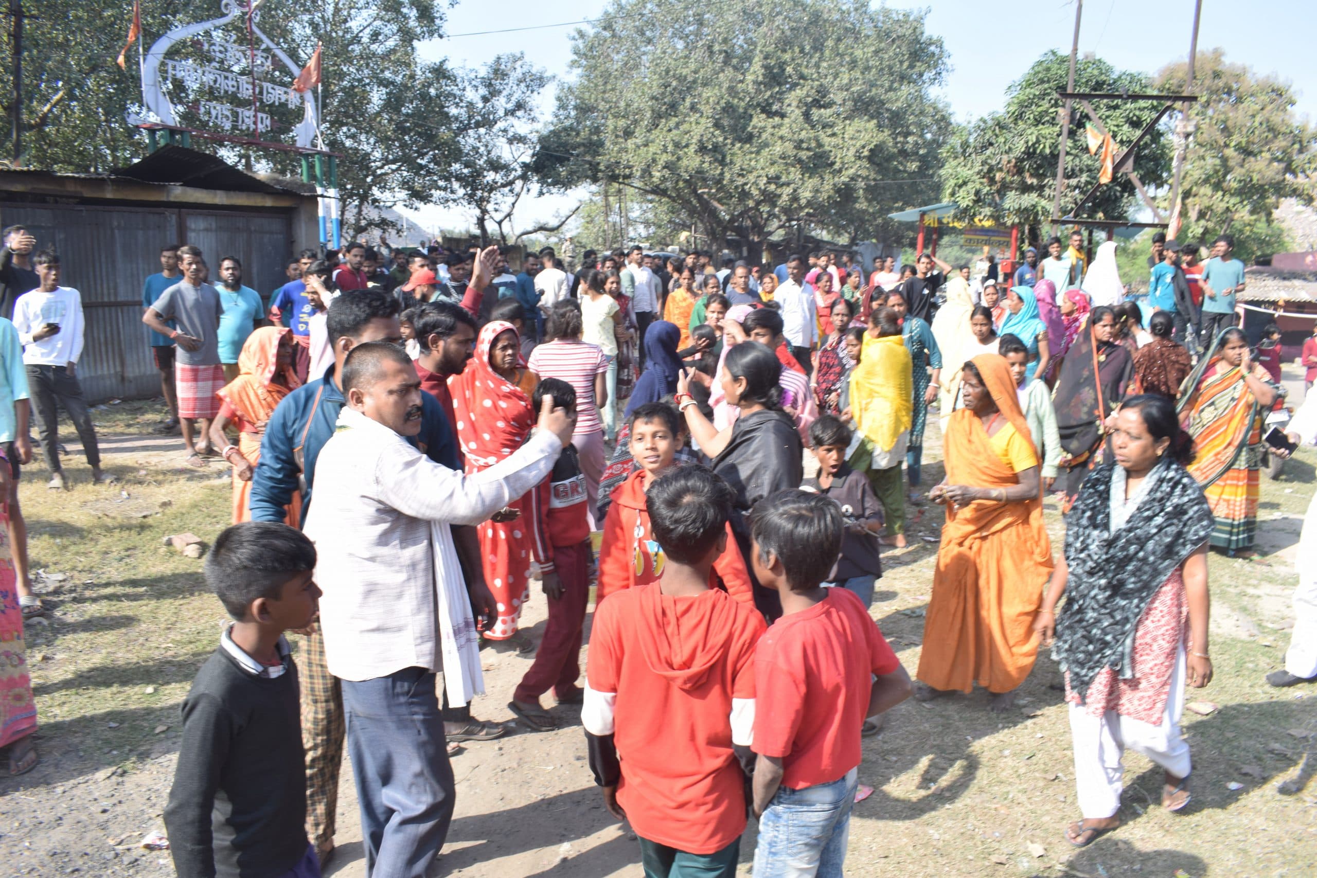 Dhanbad News : पीओ को कार्यालय से खींच कर ले गयी उग्र भीड़ और की पिटाई, भाग खडे़ हुए कार्मिक प्रबंधक