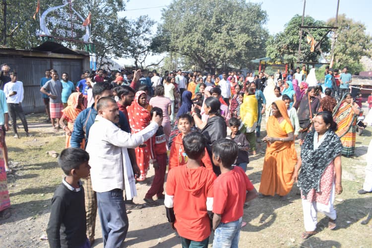 Dhanbad News : पीओ को कार्यालय से खींच कर ले गयी उग्र भीड़ और की पिटाई, भाग खडे़ हुए कार्मिक प्रबंधक