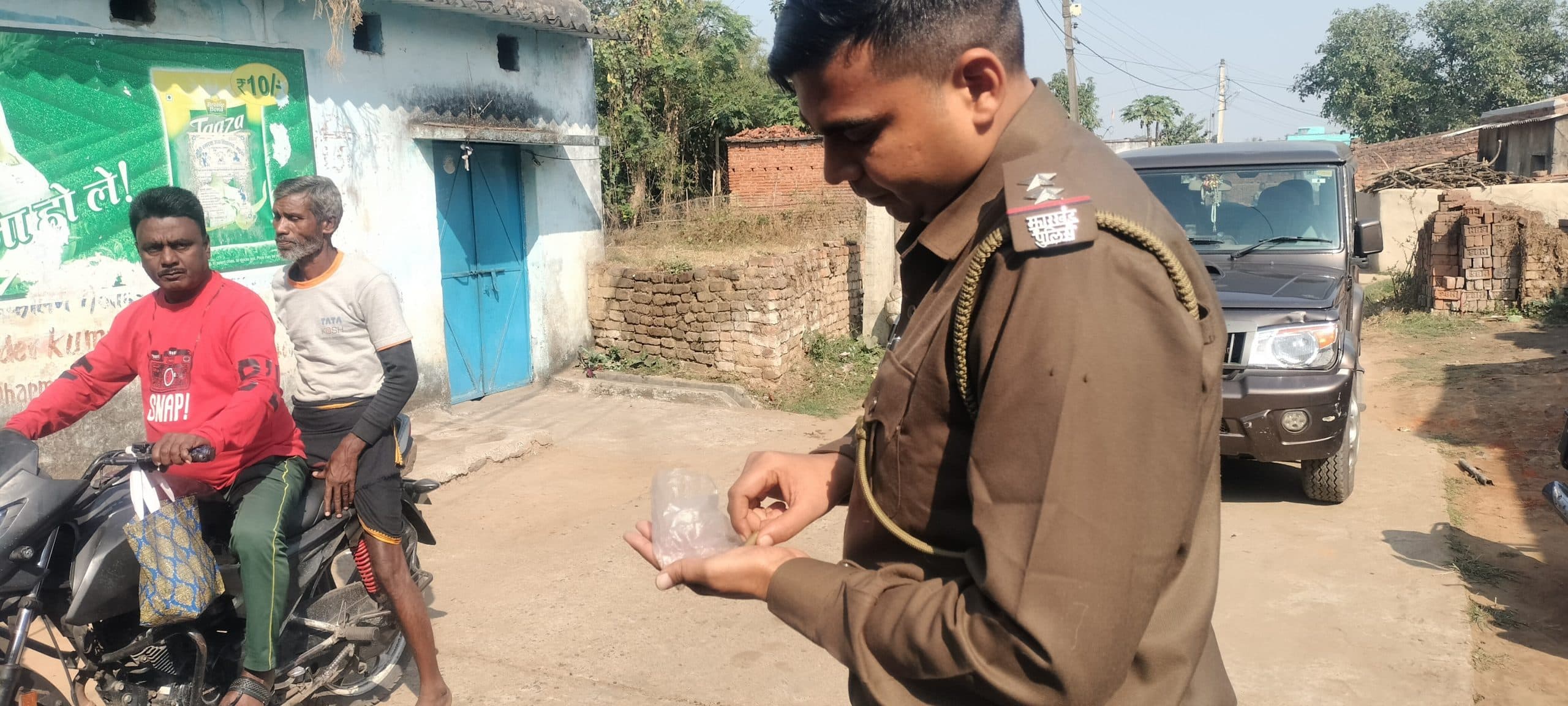 Dhanbad News : कतरास में ताबड़तोड़ फायरिंग, वाहन में लगायी आग, दहशत