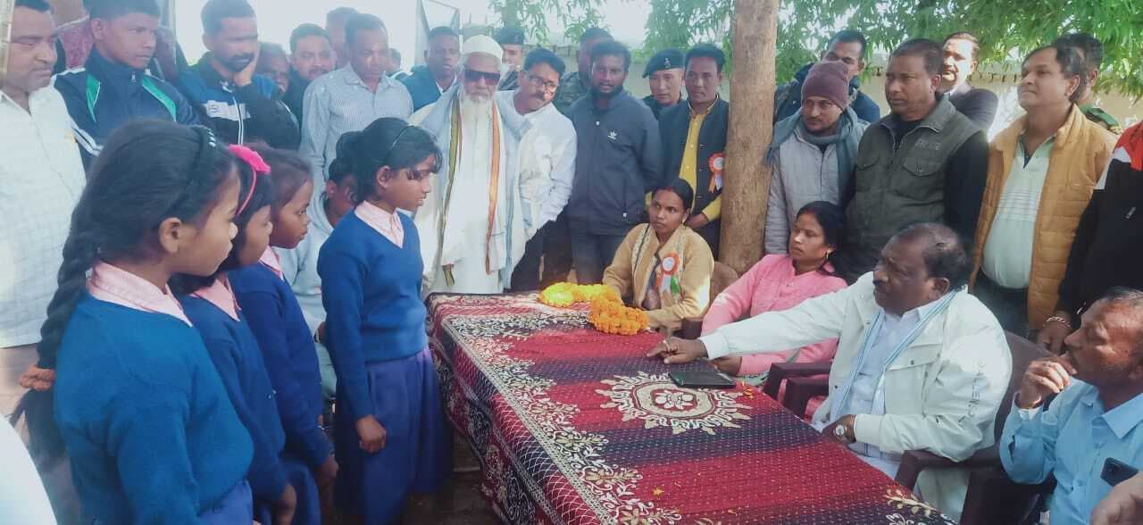 East Singhbhum : धालभूमगढ़ मेंविद्यार्थियों के बीच पोशाक नहीं बांटने पर मंत्री ने एचएम को लगायी फटकार