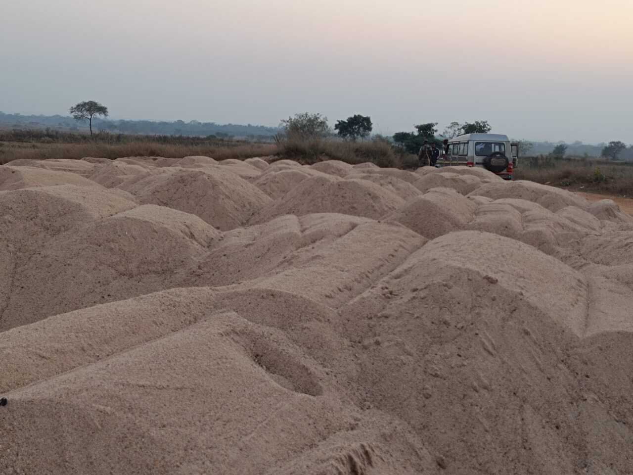 East Singhbhum : बहरागोड़ा में खनन विभाग का छापा, 20 हजार सीएफटी बालू जब्त