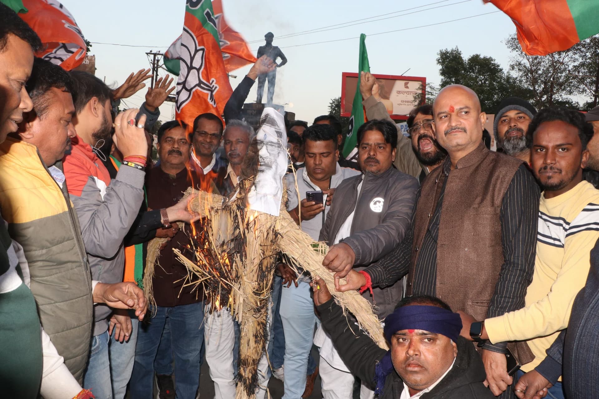 Dhanbad News: सीजीएल का रिजल्ट रद्द करने की मांग, भाजयुमो ने जलाया सीएम का पुतला