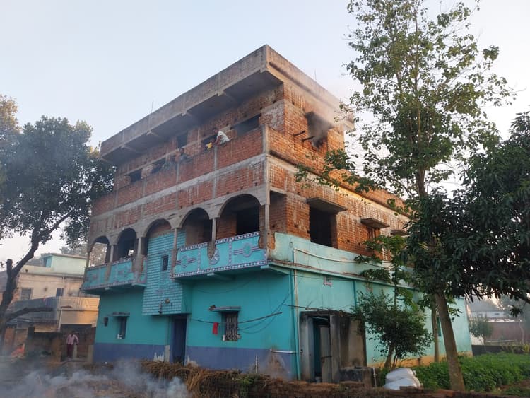 Giridih News: तीन मंजिला घर में लगी आग, धान व पुआल जला