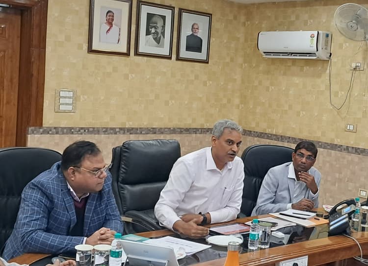 Dhanbad News : रेल उपभोक्ता सलाहकार समिति की बैठक में उठी मांग- थ्रू लेन व दक्षिण छोर में अवैध वसूली पर लगे रोक