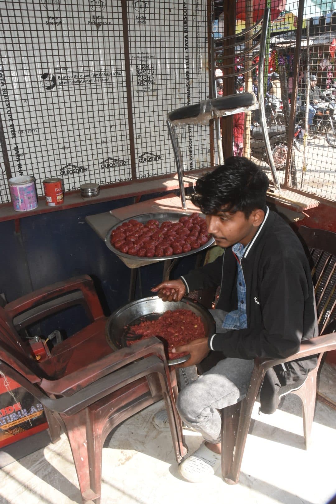 Dhanbad News : नाश्ते की दुकान में तब्दील हो चुका हीरापुर हटिया का पुलिस पोस्ट