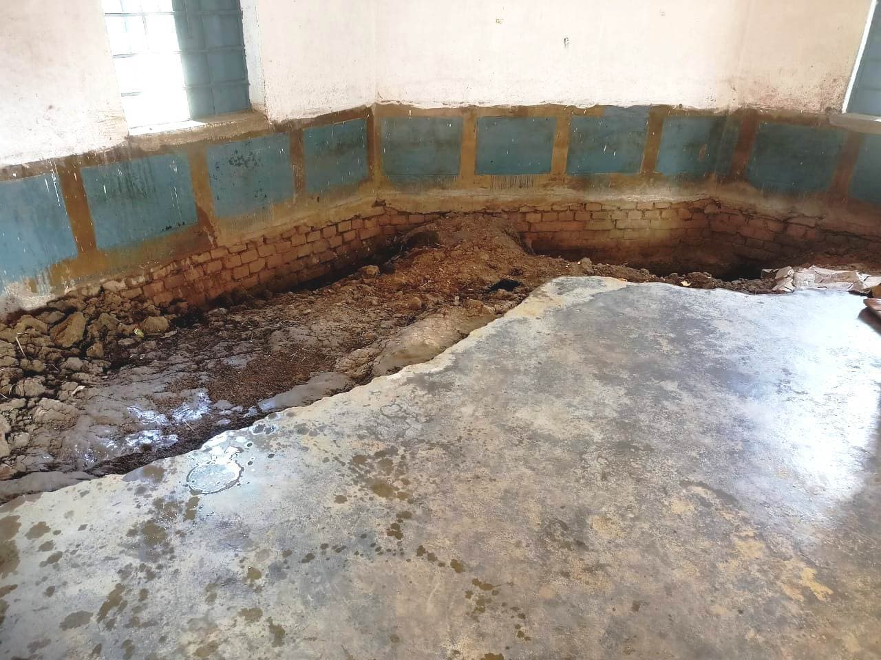 Bhagalpur news फर्श धंसने से दीवार में आ गयी है दरार, बच्चे भयभीत