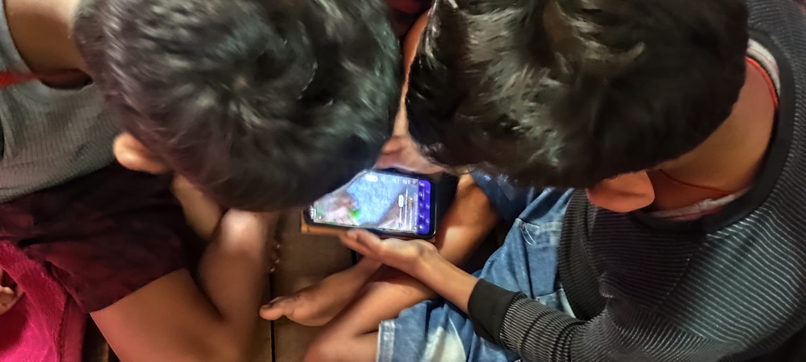 अभिभावक बेबस, मोबाइल की लत से पढ़ाई, स्वास्थ्य हुआ चौपट, काउंसलिंग की उठी मांग