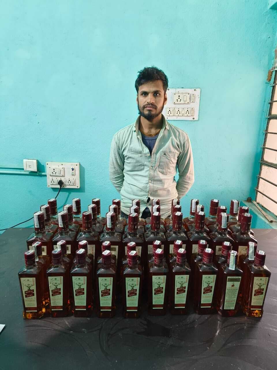 50 बोतल शराब के साथ तस्कर गिरफ्तार