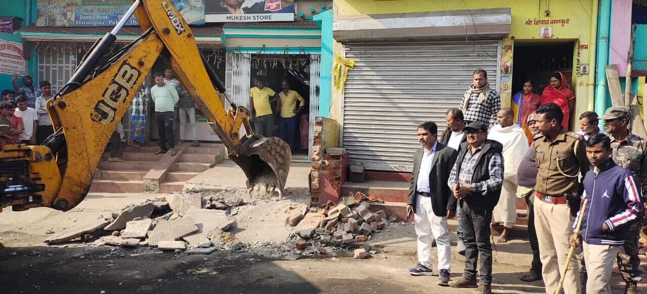 अतिक्रमण पर चला बुलडोजर, दर्जनों मकान किये गये ध्वस्त