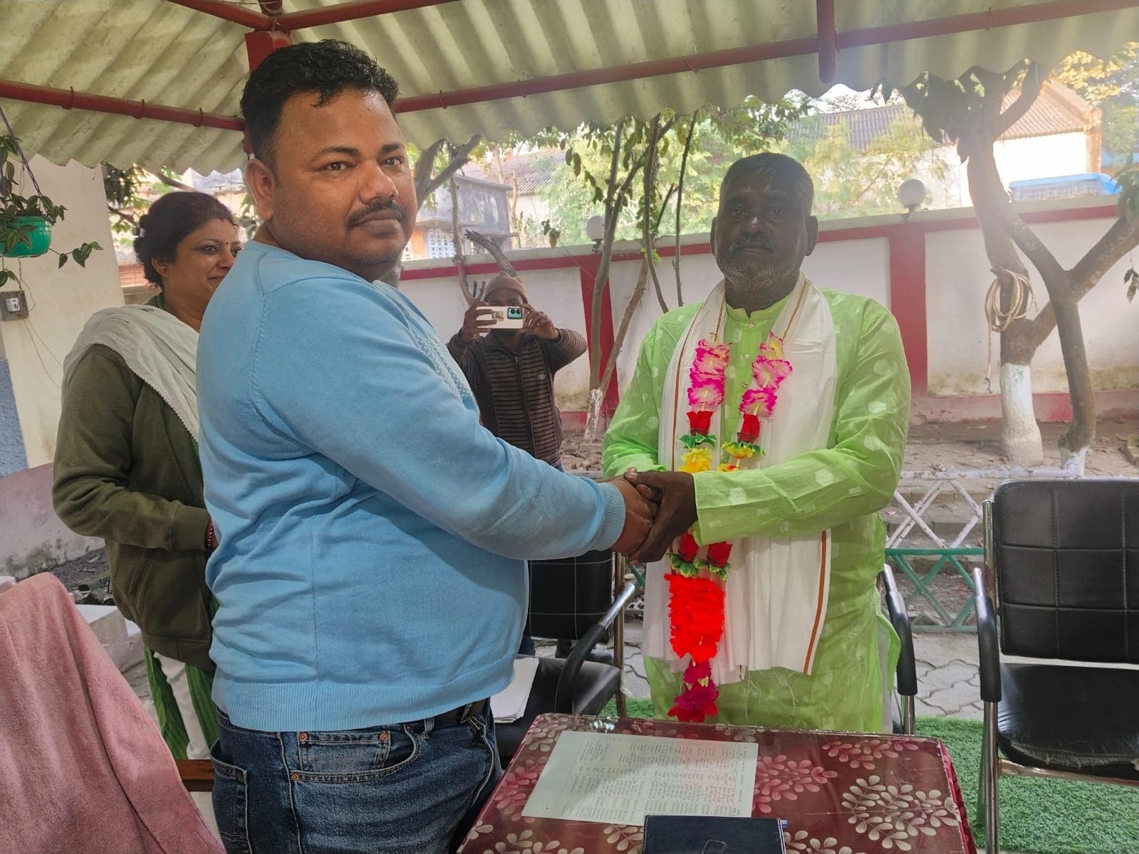 रौटा थाना में चौकीदार को दी समारोहपूर्वक विदाई