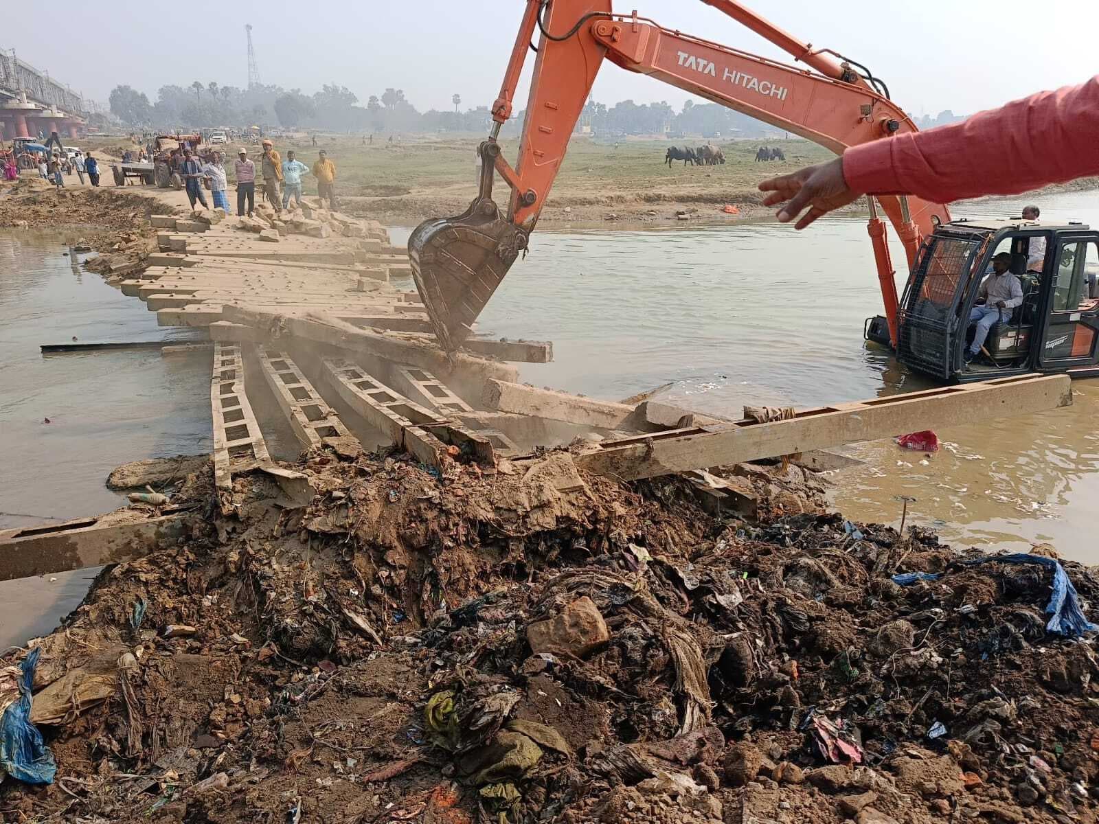 पहल: डीएम के आदेश पर रेलवे पुल के समानांतर बने पुल मजबूती करने का कार्य शुरू