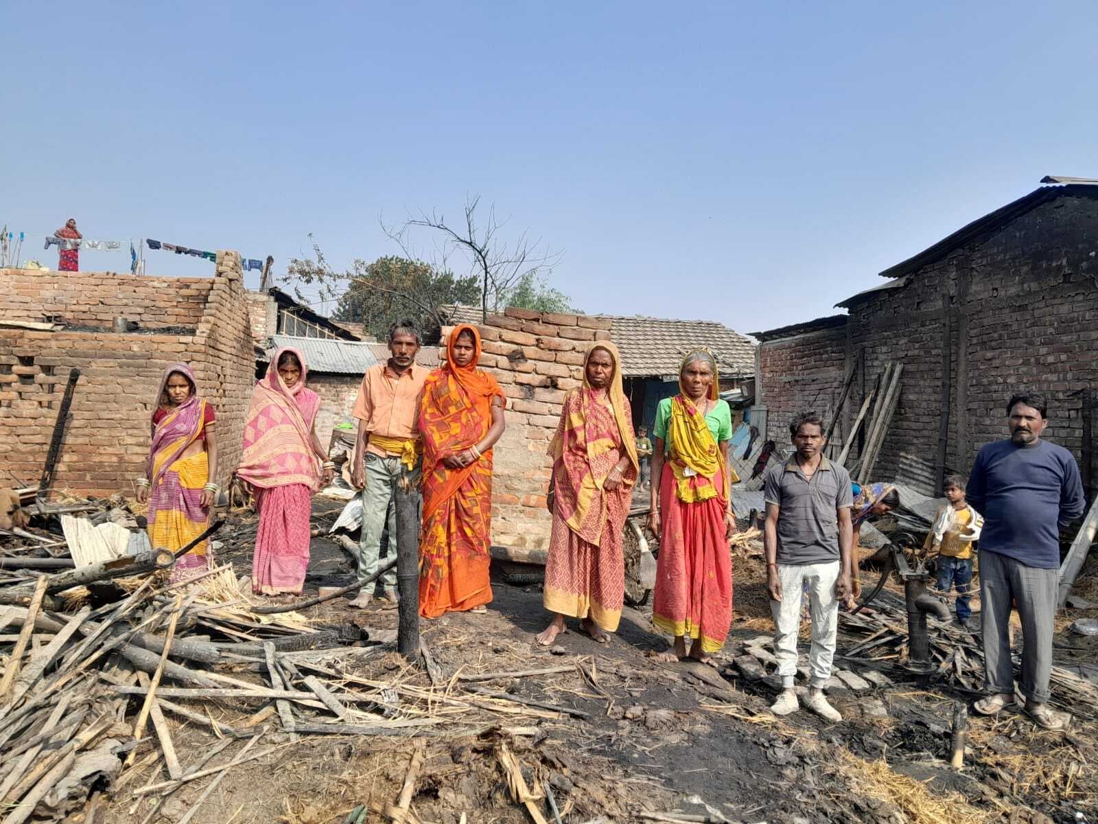 अगलगी के 24 घंटे बीत जाने के बाद भी नहीं मिली सरकारी सहायता