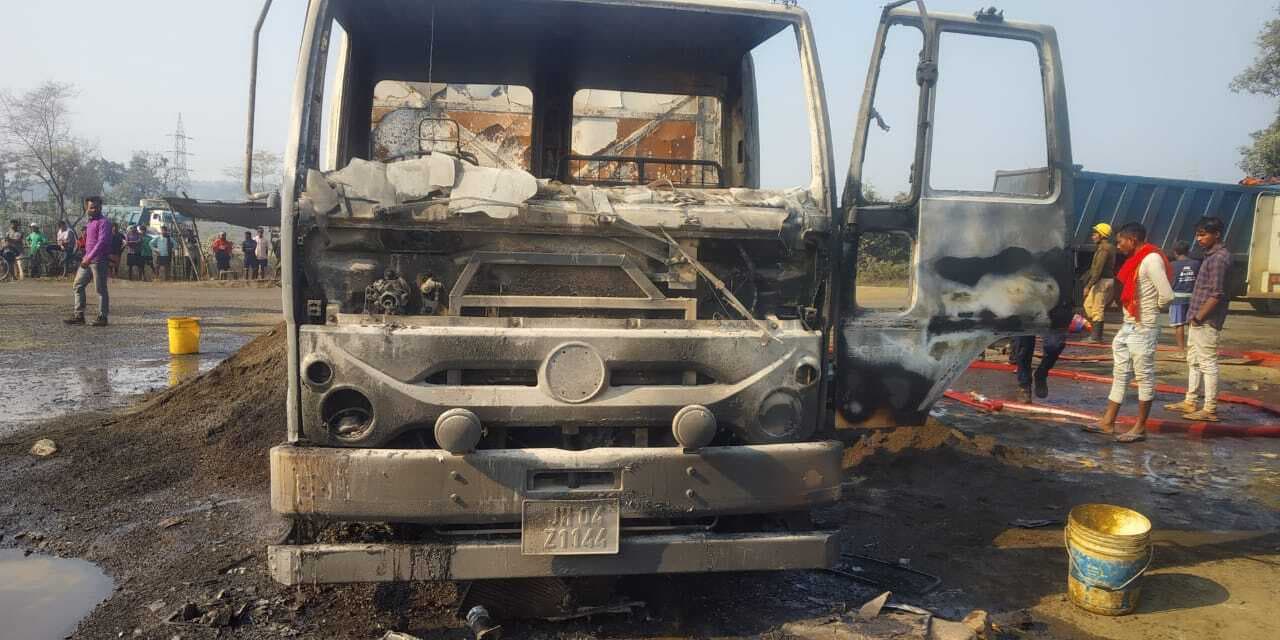 डीजल भरे टैंकर में लगी आग, वाहन जलकर खाक, तीन घंटे यातायात बाधित