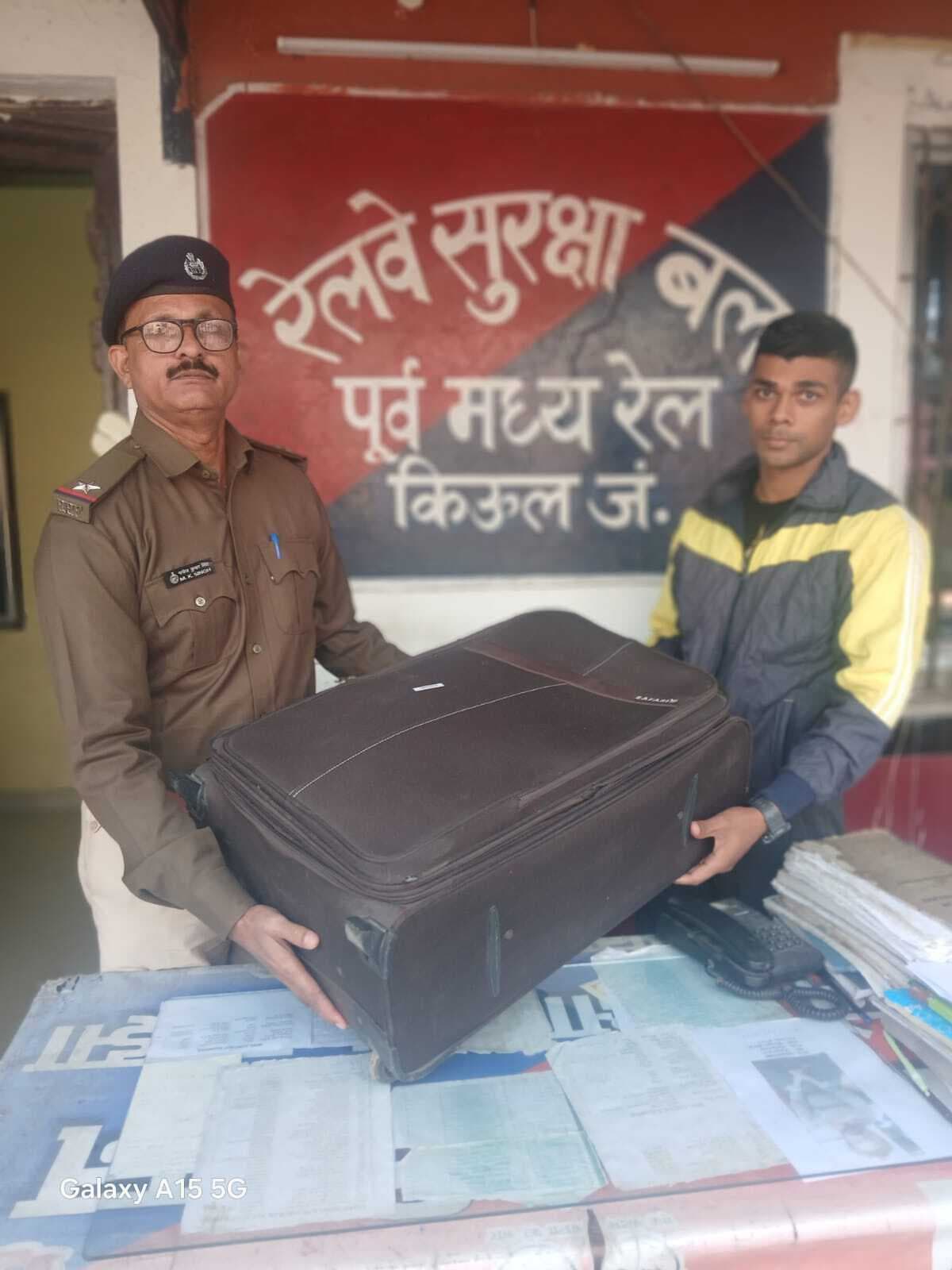 आरपीएफ ने यात्री का ट्रेन में छूटा ट्रॉली बैग वापस लौटाया