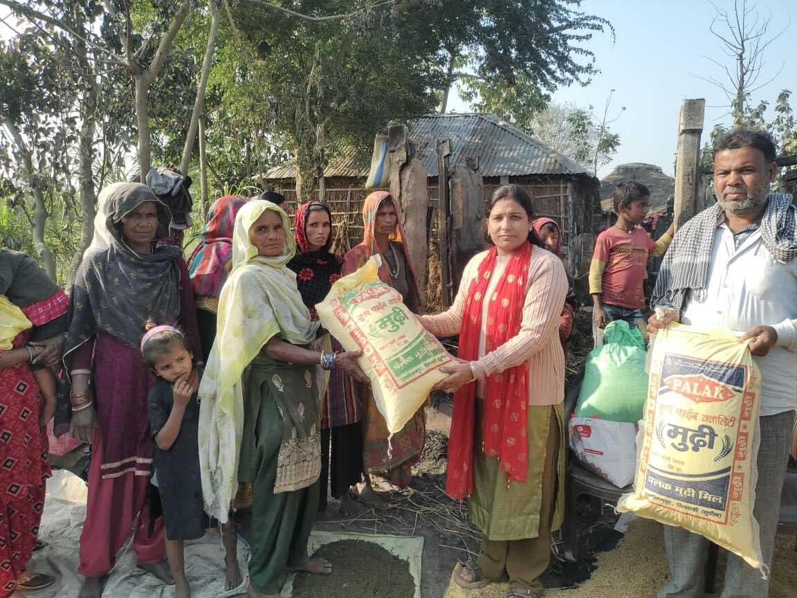 अगलगी पीड़ित परिवारों को शिक्षिका ने की मदद