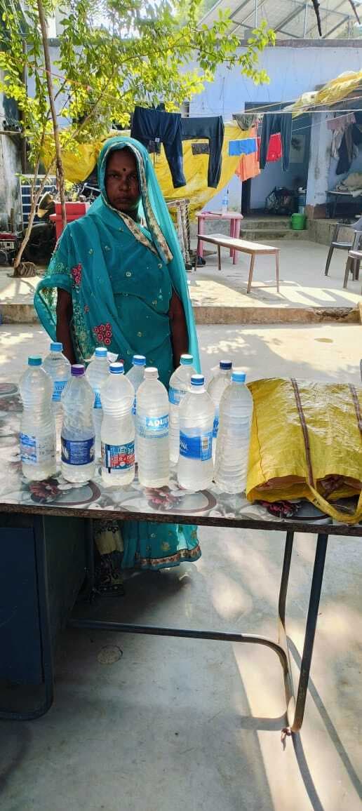 11 लीटर देशी शराब के साथ महिला तस्कर गिरफ्तार