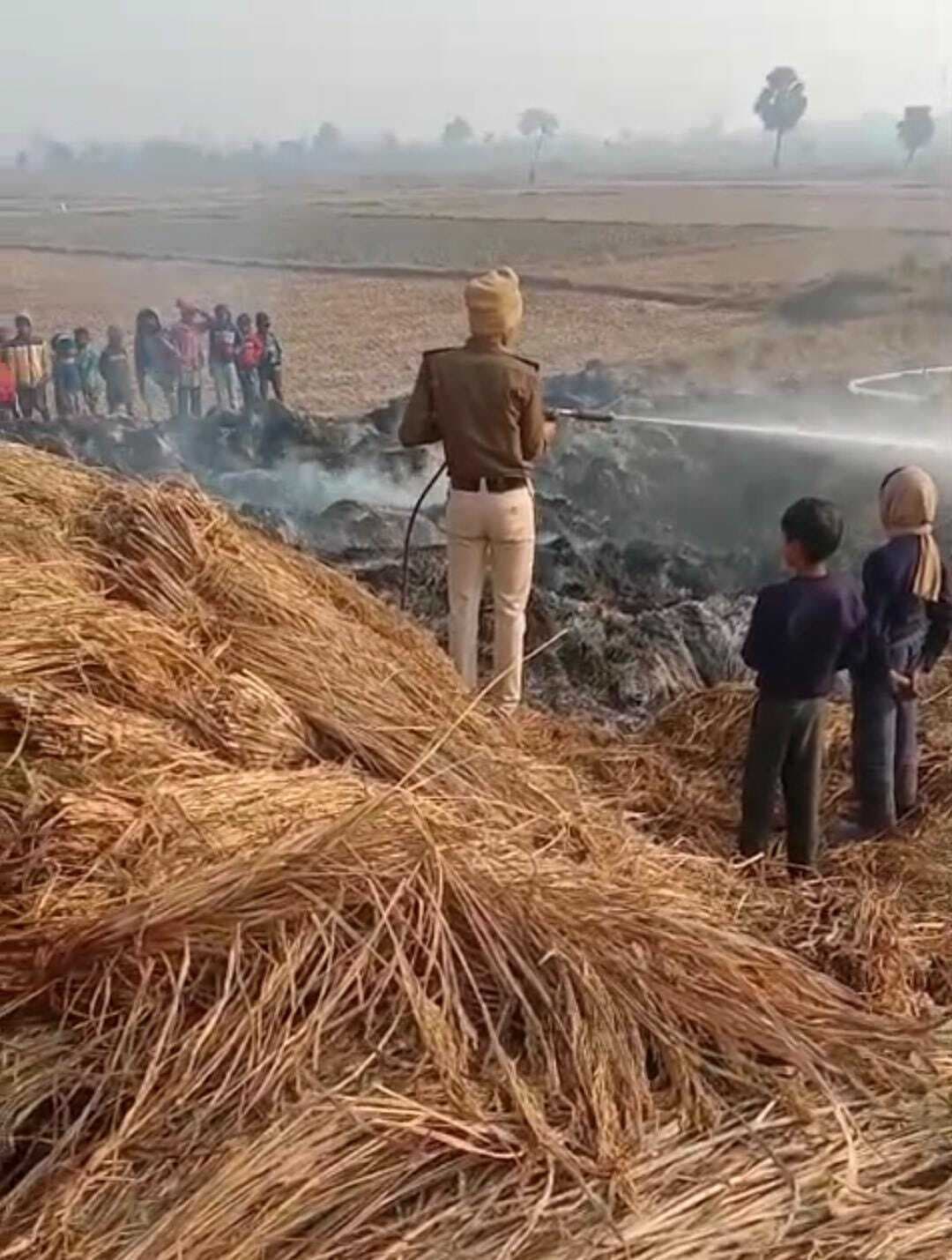 Gaya News : खलिहान में लगी आग, किसान के धान के पुंज जले