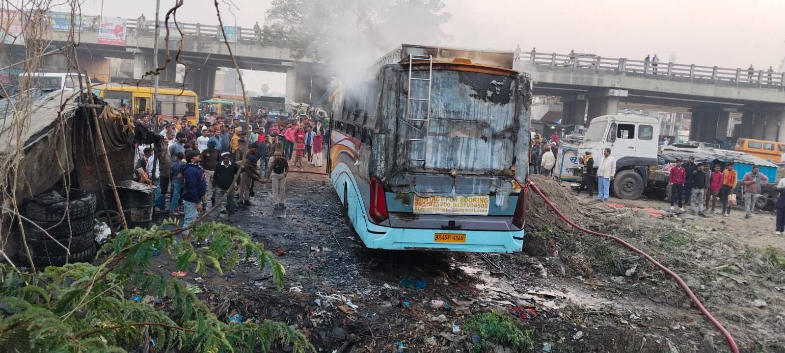 Gaya News : ओवरब्रिज के पास मरम्मत के लिए खड़ी बस में अचानक लगी आग