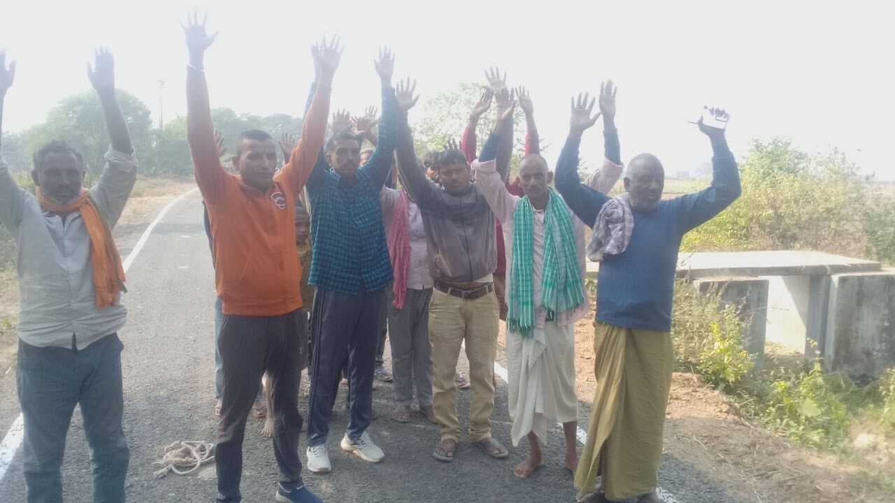 बनते ही उखड़ने लगी सड़क से गिट्टी, विभाग के खिलाफ नारेबाजी