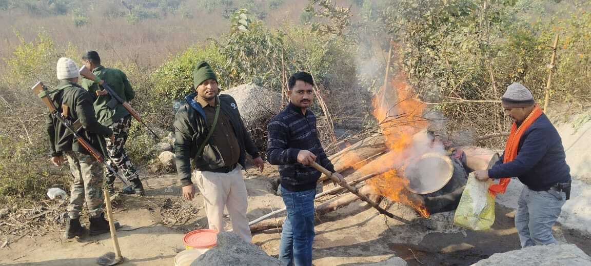 Gaya News : पुलिस ने दो शराब भट्ठियों सहित छह हजार जावा महुआ किया नष्ट