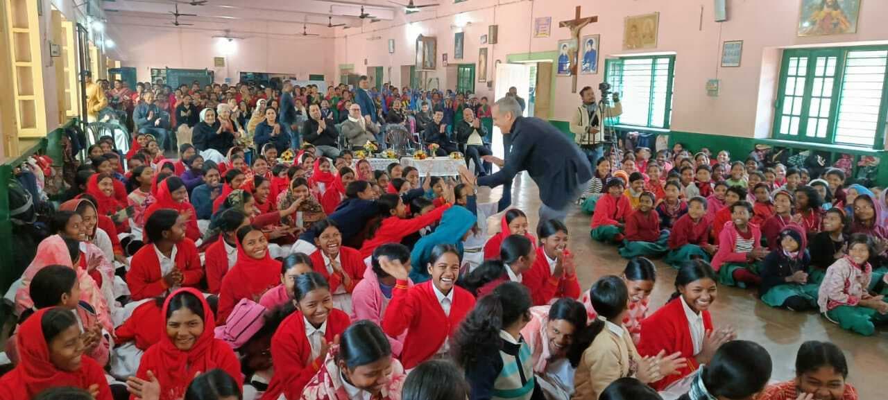 संत तेरेसा बालिका उवि में अमेरिकी राजदूत व माल्टा के उच्चायुक्त का पारंपरिक स्वागत