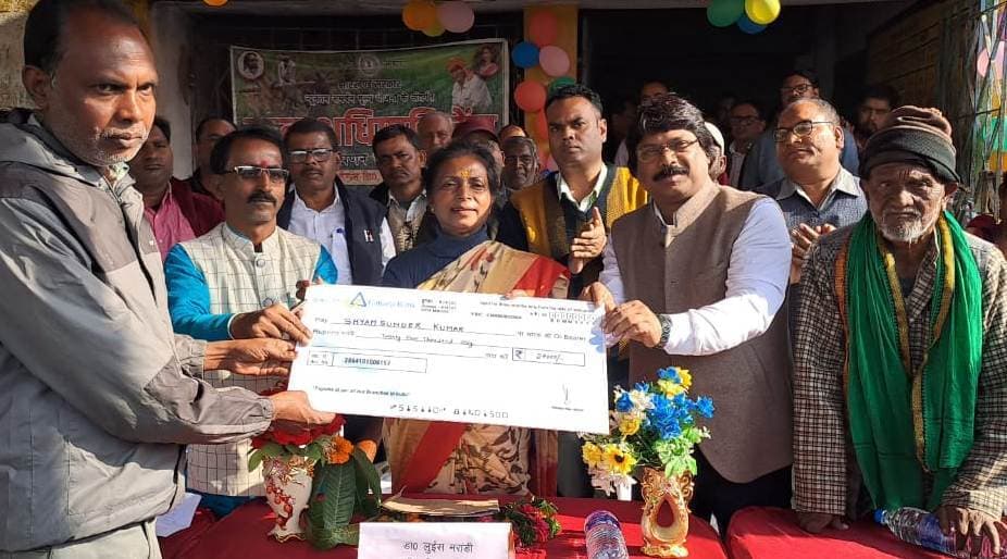 जिले में धान खरीद शुरू, किसान को विधायक ने सौंपा चेक