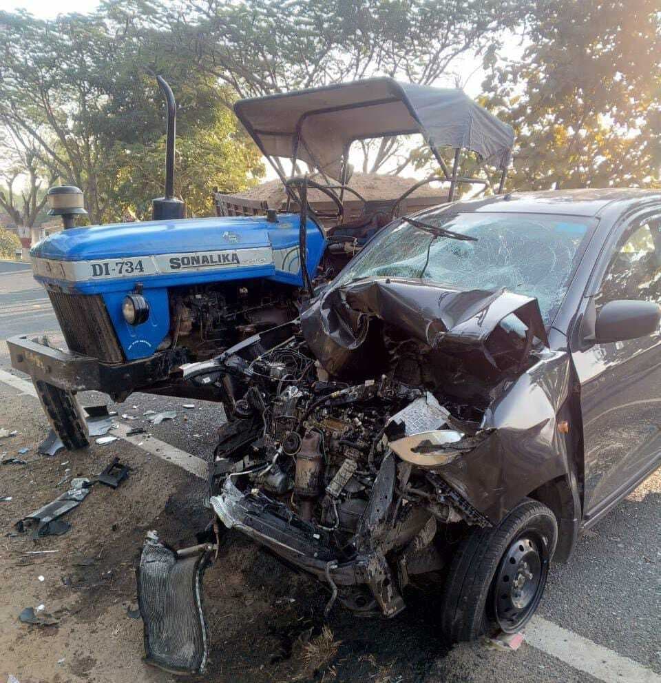 ट्रैक्टर व कार में टक्कर, तीन महिला समेत चार लोग घायल