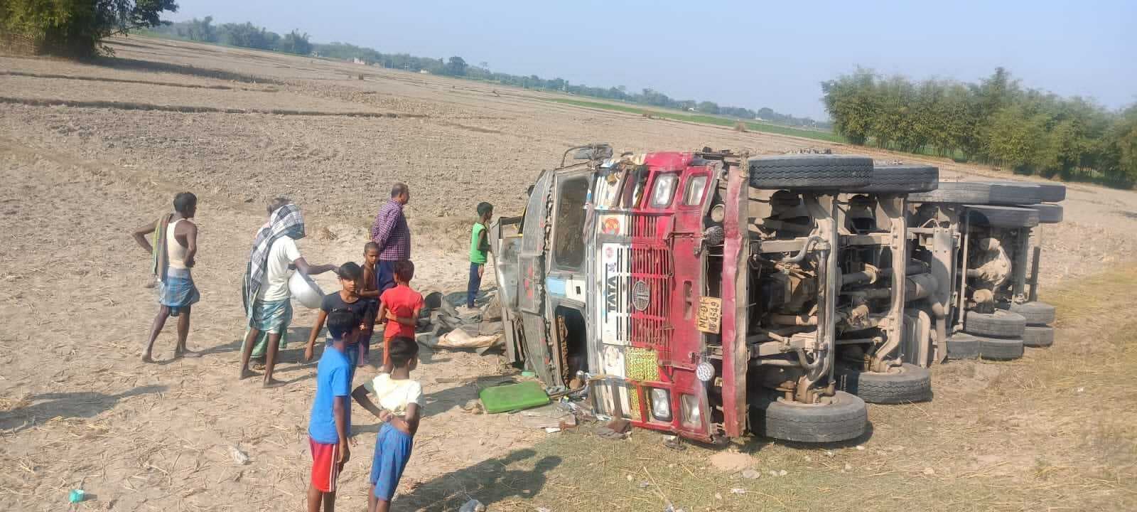 तेज रफ्तार ट्रक ट्रैक्टर से टकराकर खेत में पलटा, तीन घायल