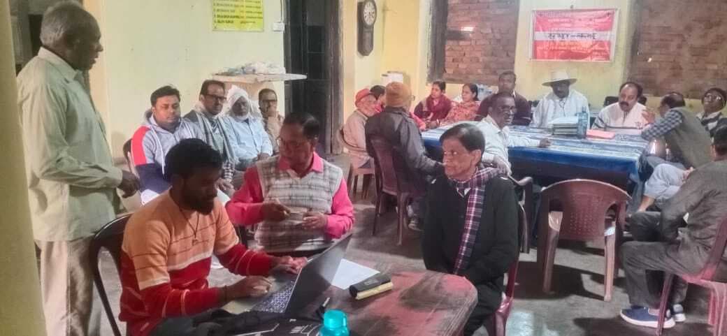 रेडक्रॉस परिसर में बुजुर्गों का बना आयुष्मान कार्ड