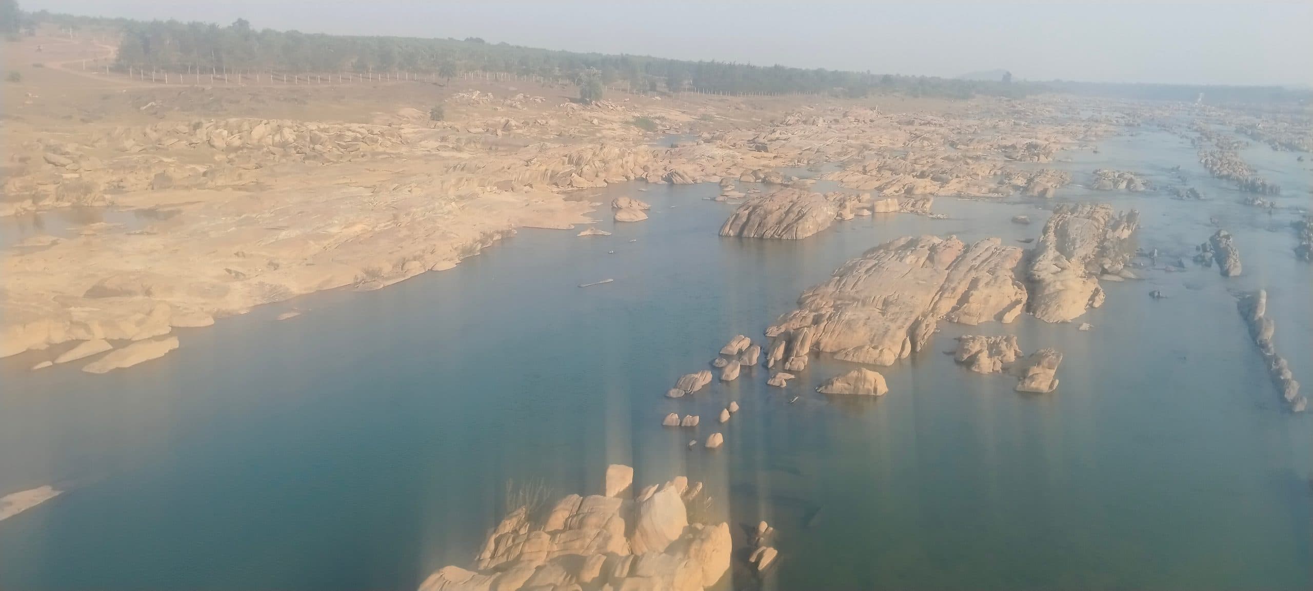 कल-कल ध्वनि से नदी में बहता पानी सैलानियों को कर रहा है आकर्षित