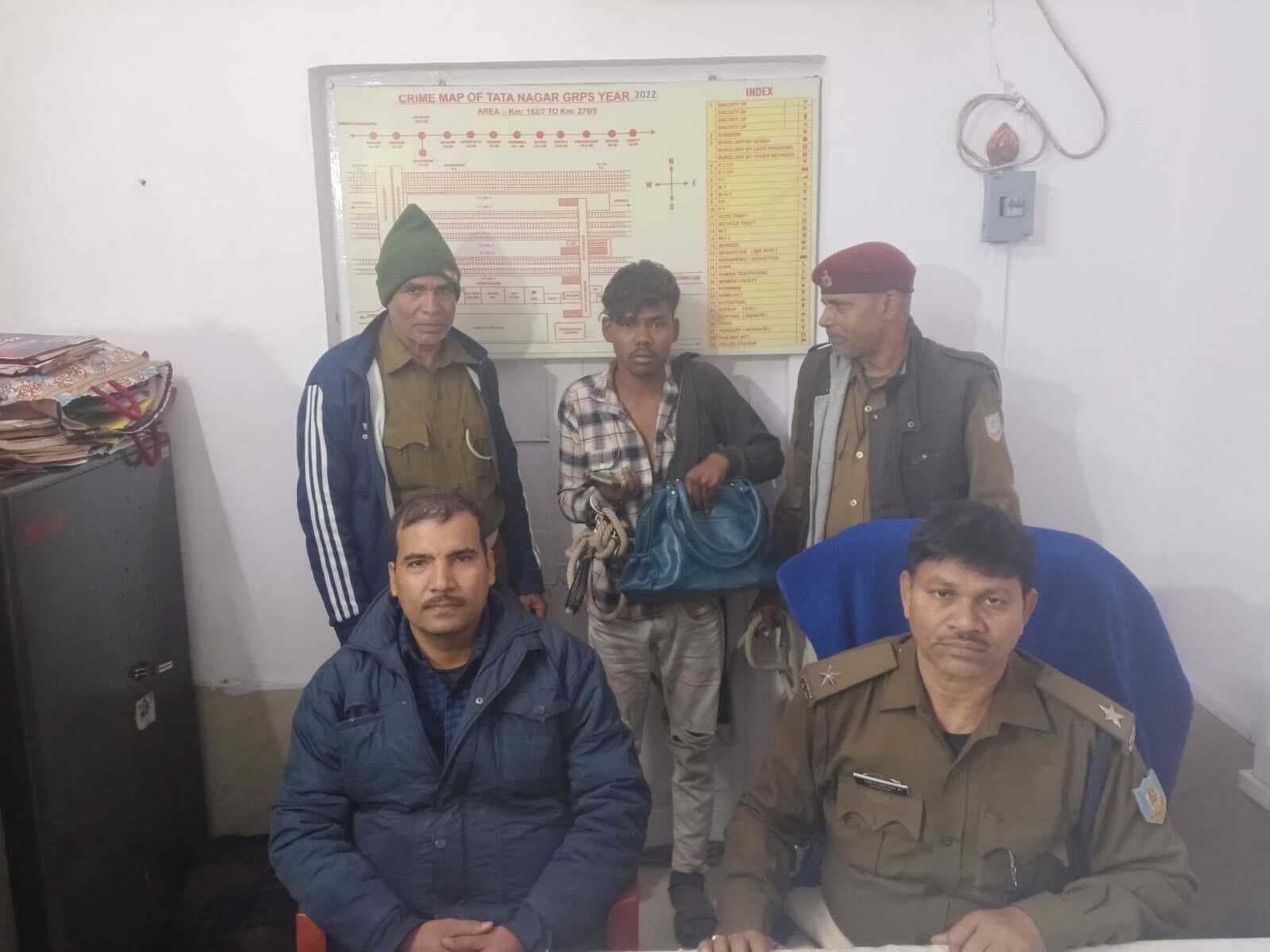 महिला का पर्स – मोबाइल चोरी का आरोपी गिरफ्तार
