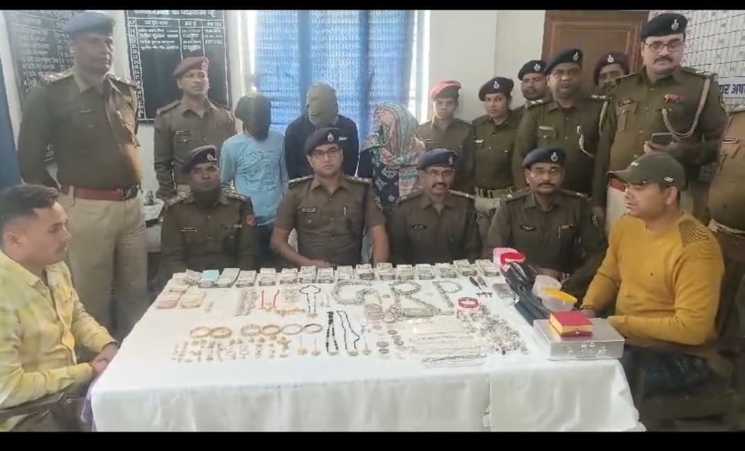 ट्रेन में यात्रियों से चोरी की गयी 295.5 ग्राम सोना व 2.73 किलोग्राम चांदी व 6 लाख 58 हजार रुपये नगदी बरामद