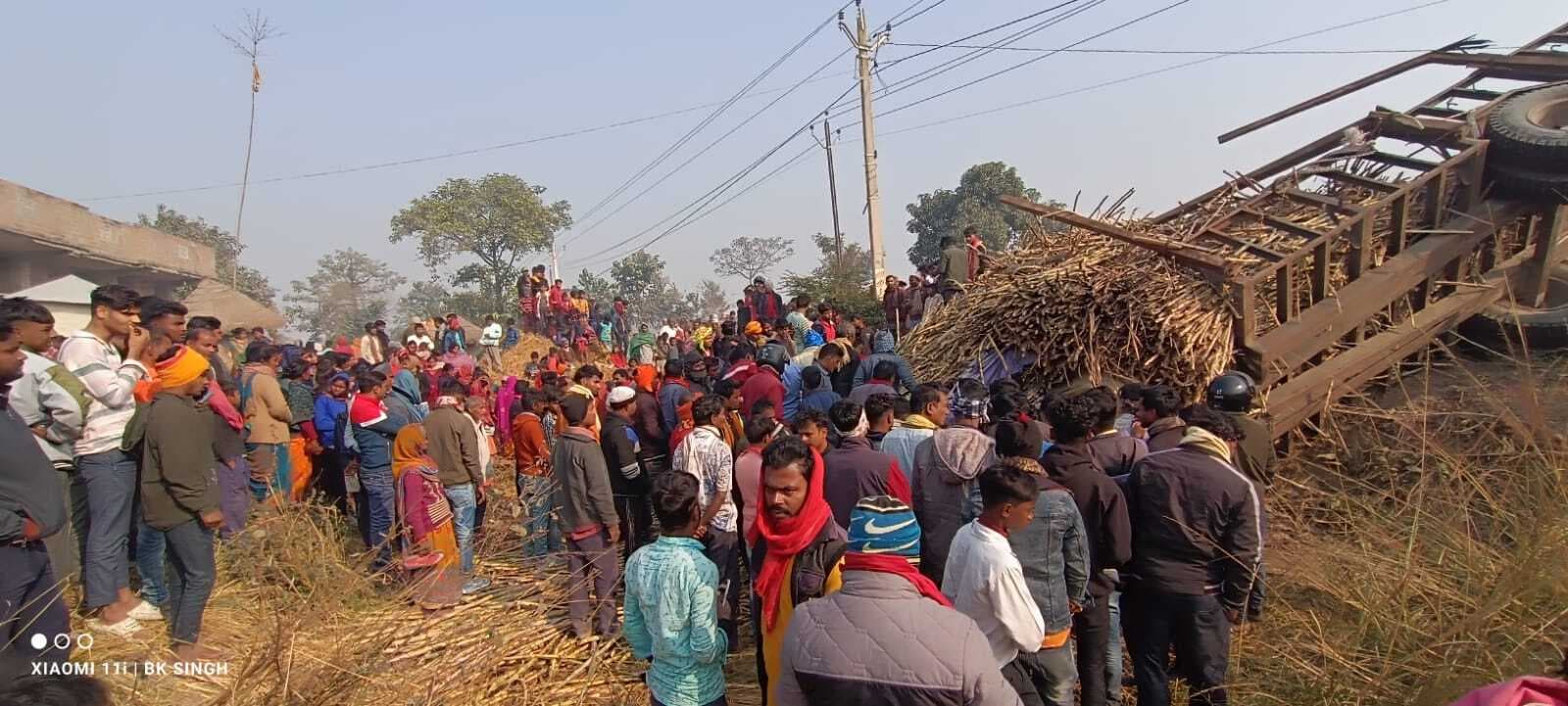 Motihari News : सटहा पावर हाउस के समीप गन्ना लदा ट्रैक्टर पलटा, दब कर चालक की मौत