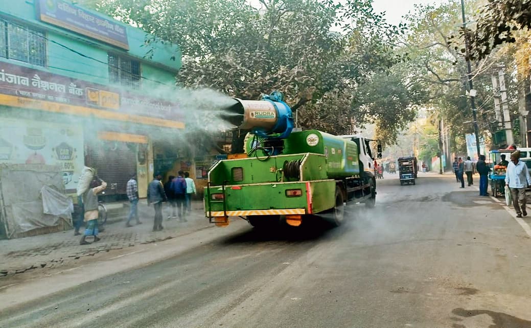 वाटर स्प्रिंकलर मशीन से हो रहा पानी का छिड़काव, नहीं गिर रहा एक्यूआइ का ग्राफ